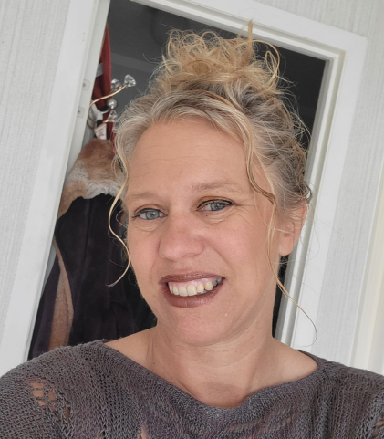 Holly Wells headshot